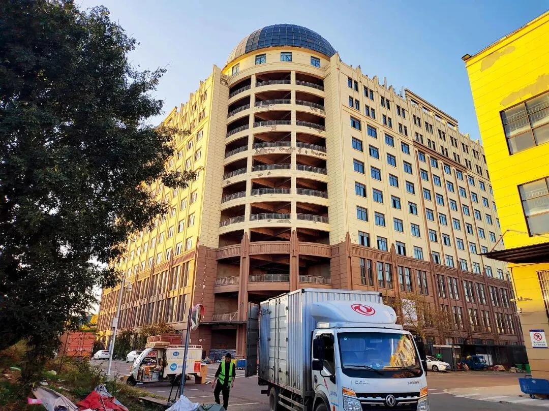 亳州圆通物流园1号楼(主楼),建成8年室内仍未装修,处于闲置状态。摄影/本刊记者 周群峰