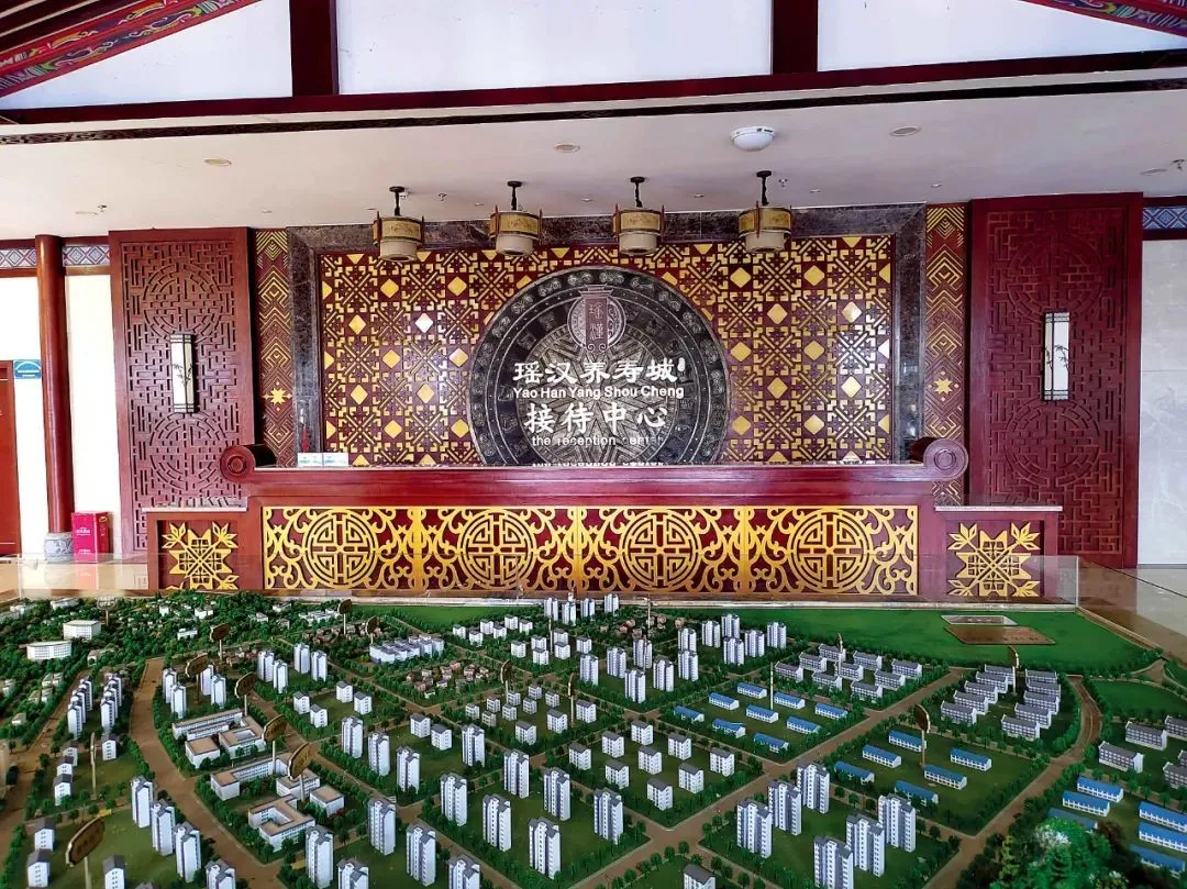 瑤漢養(yǎng)壽城接待中心空空如也，從現(xiàn)場的沙盤可以感受到項目的龐大。攝影/本刊記者 周群峰