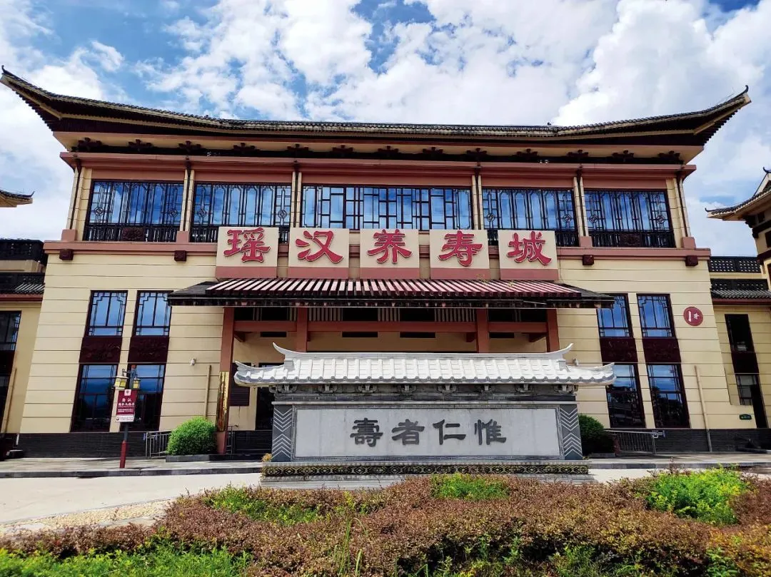 恭城縣規(guī)劃總投資16.5億元的瑤漢養(yǎng)壽城出現(xiàn)停工爛尾狀態(tài)。攝影/本刊記者 周群峰