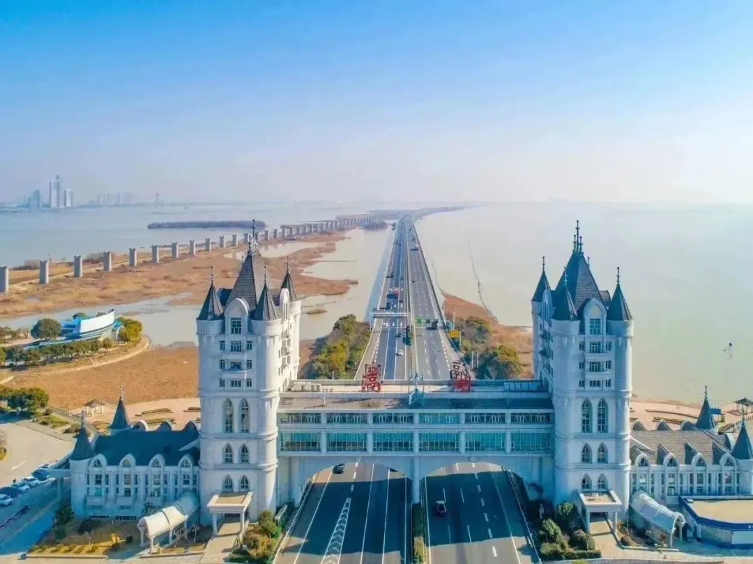 江苏常州滆湖服务区，外观似城堡 / 图虫创意