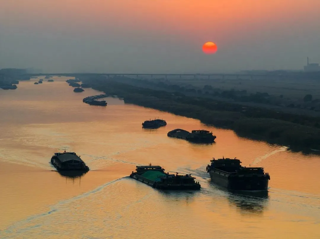 △江苏淮安，河道夕阳映红。（图/视觉中国）