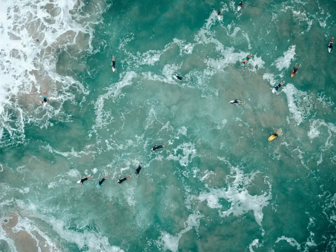 △在黄金海岸，随处可见驰骋在海面上的冲浪达人。（图/unsplash）