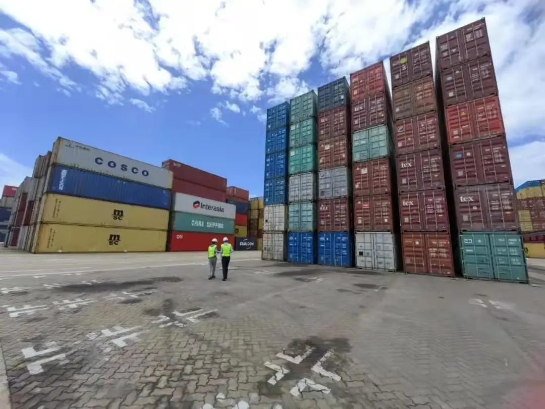 中国援助粮食运抵科伦坡码头，图自央视新闻