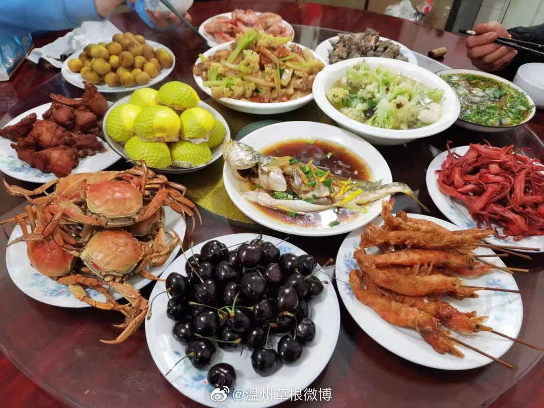 大圆桌、高脚碗、龙凤盘、十大盘…温州人家里的年夜饭照片流出!