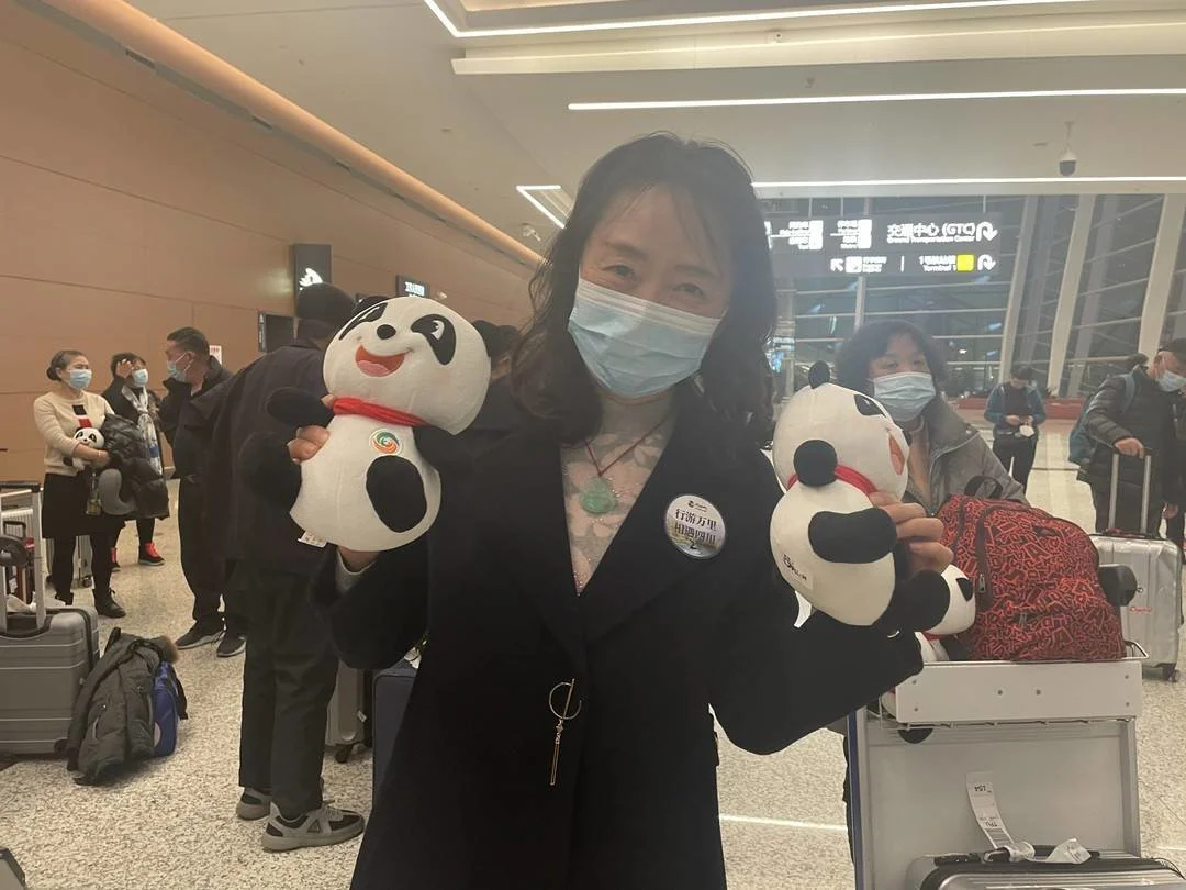 今年浙江首个旅游包机航班抵达四川 100多人旅游团将游览九寨沟、三星堆（浙江旅行团报价）