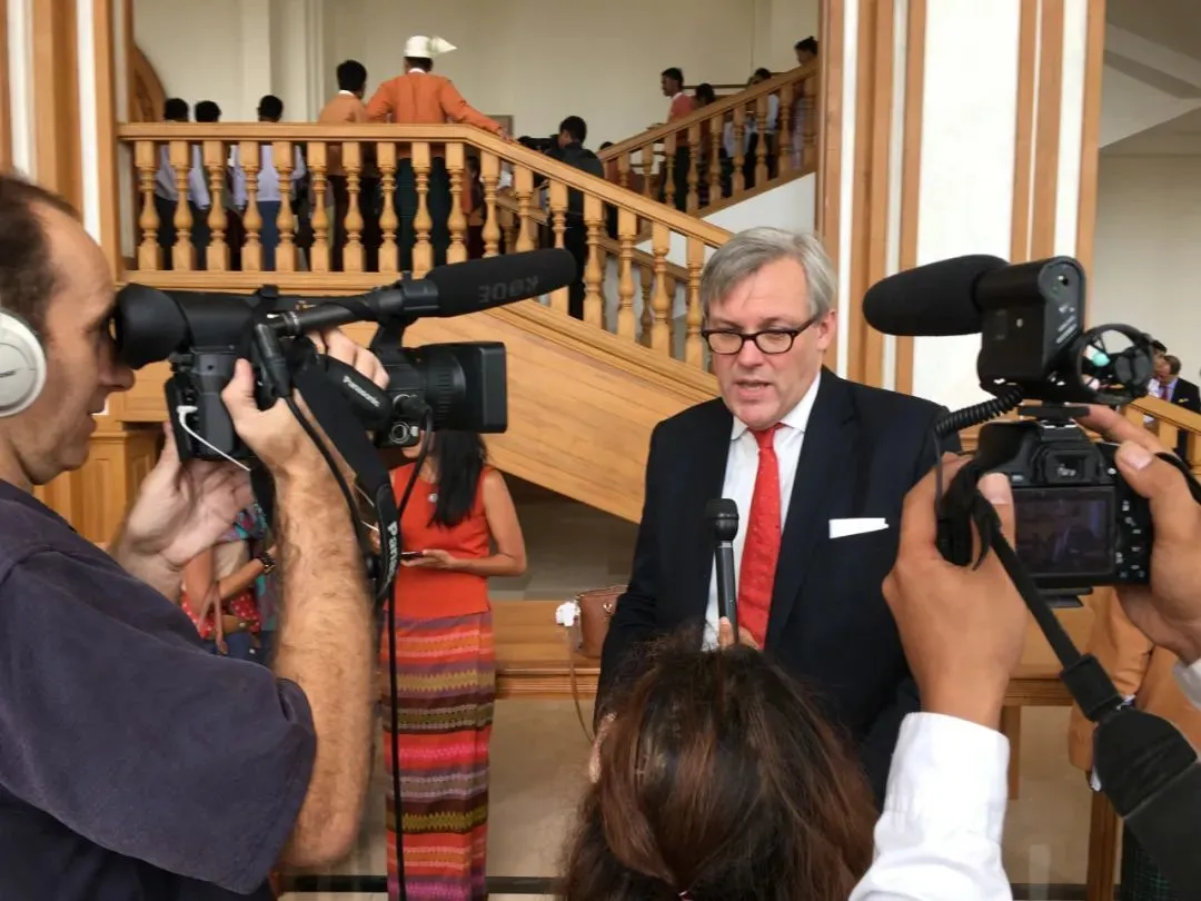 2016年，内比都议会大厦内采访联合国官员的各国记者。