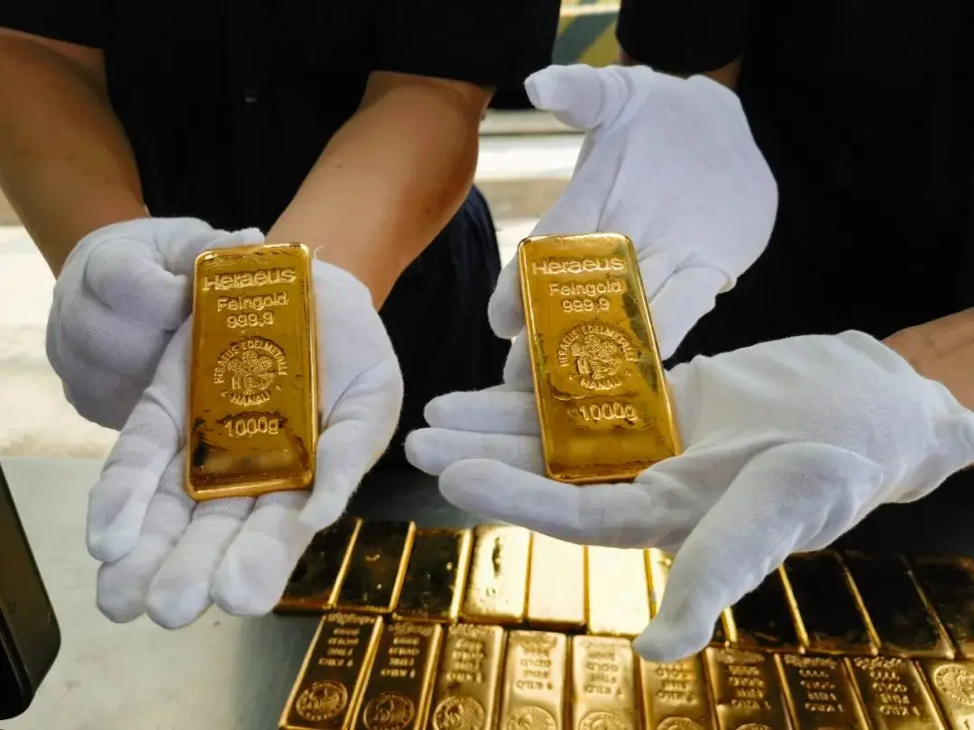 价值4000万元的金条藏在车底，海关当场查获！