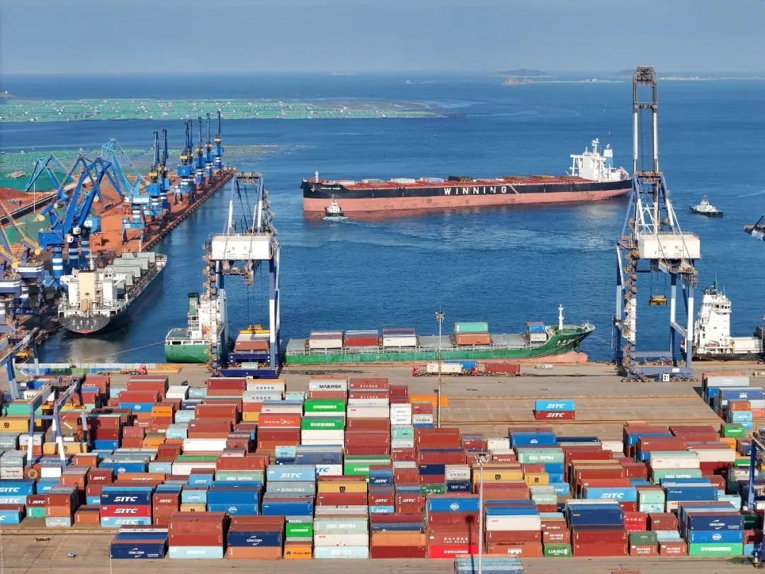 8月6日，山东港口烟台港繁忙的集装箱码头。图源：视觉中国