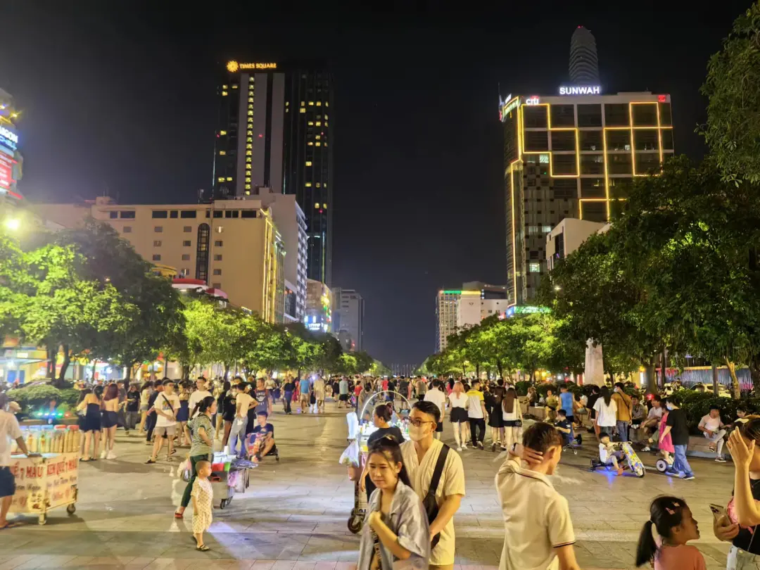 ▲胡志明市中心的阮惠花街，晚上10点多还很热闹