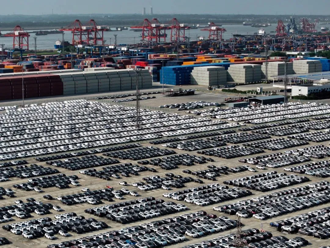 ◆中国正致力于成为全球汽车强国，尤其是在电动汽车领域。图为2024年5月13日江苏南京码头等待装船的汽车。