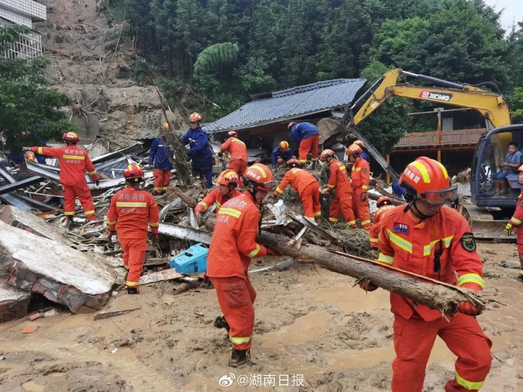 消防人员清理现场