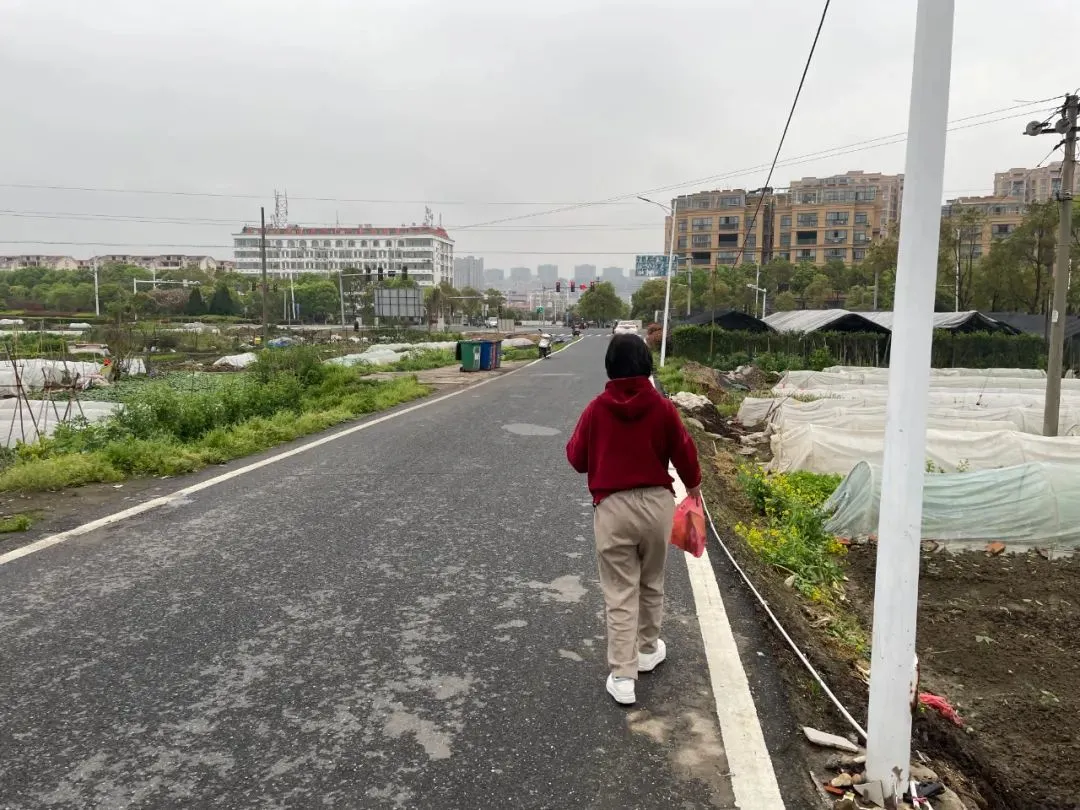 独自走在马路上的21岁农村精神障碍女性夏夏