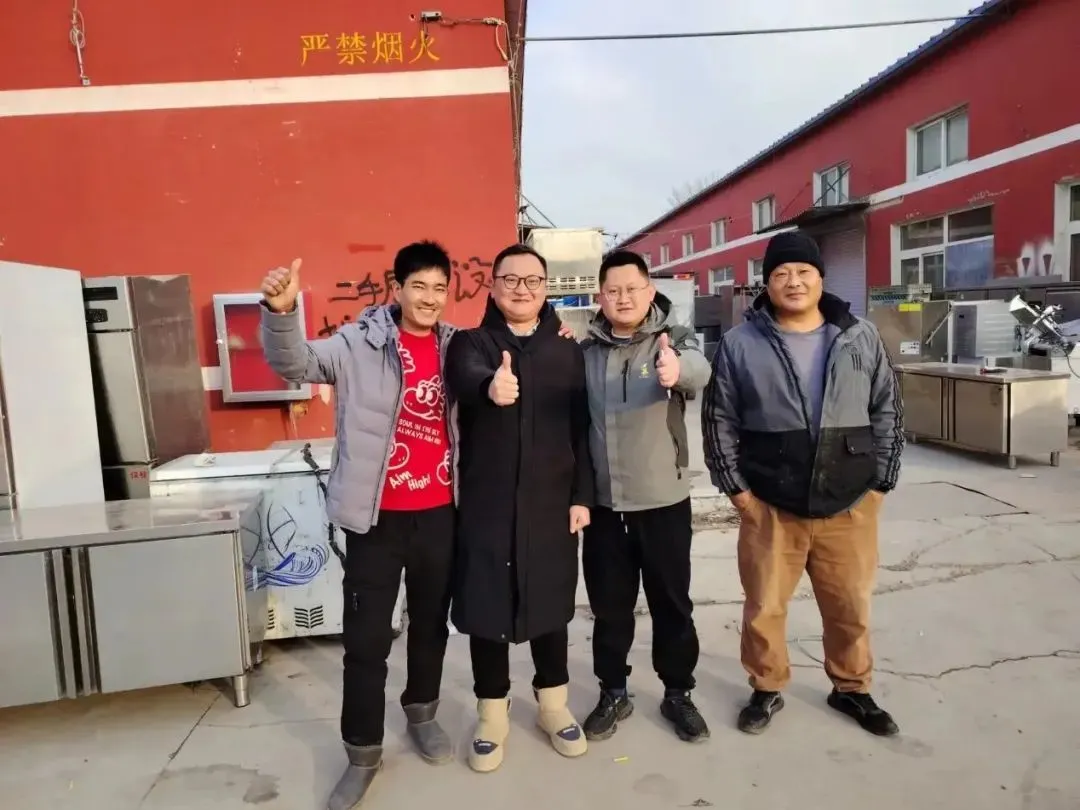 ●在北京学习时，我（左二）与库房工人的合影。