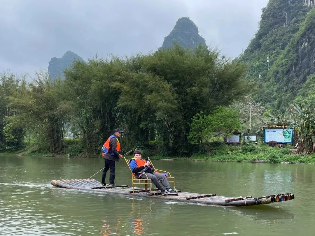 ◆马修在阳朔乘坐竹筏漂流。