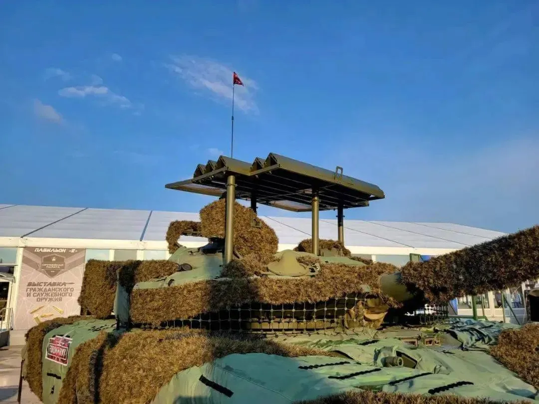 安装了制式顶棚的俄军T-90坦克