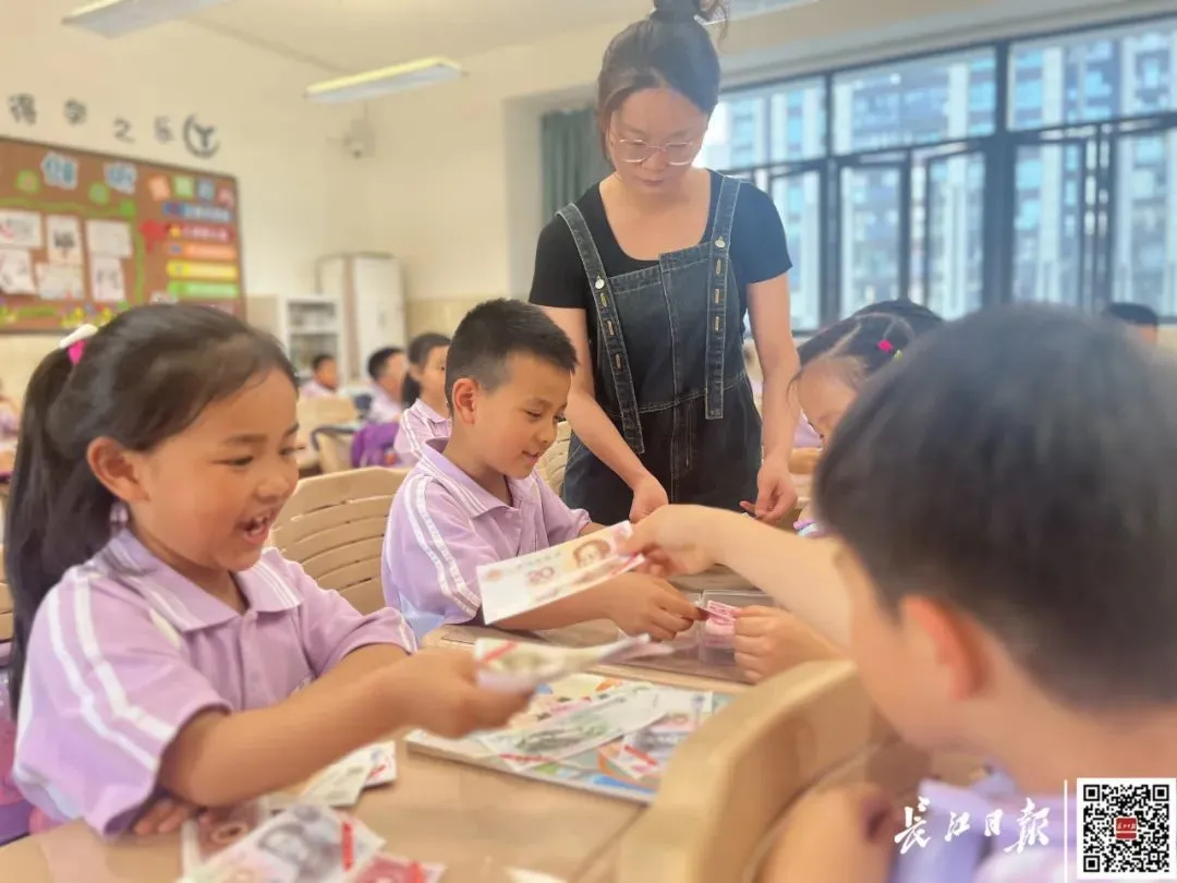 武汉市第一初级中学学苑校区小学部，数学老师马欣怡带着孩子们通过学具认识人民币。记者刘嘉 摄