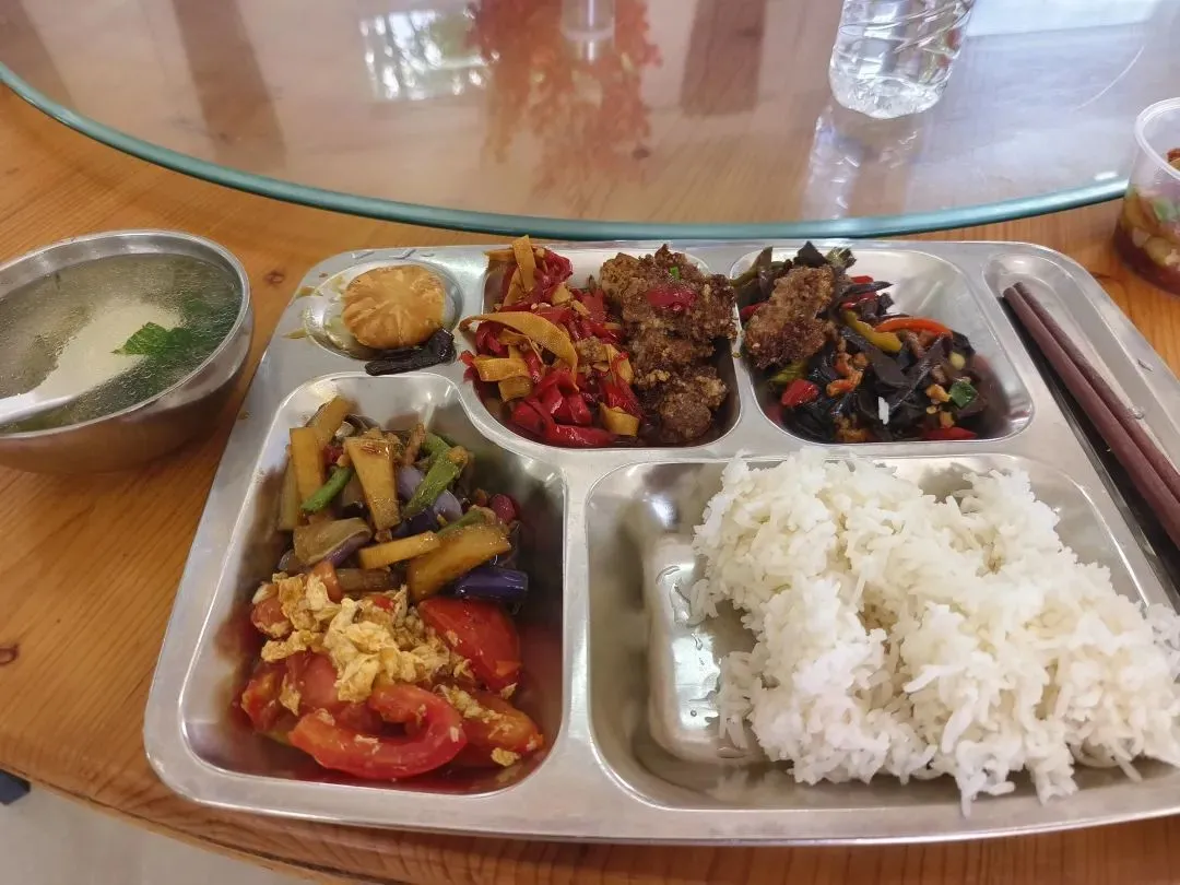 ◎ 李佳佳在宏村镇政府食堂的午餐