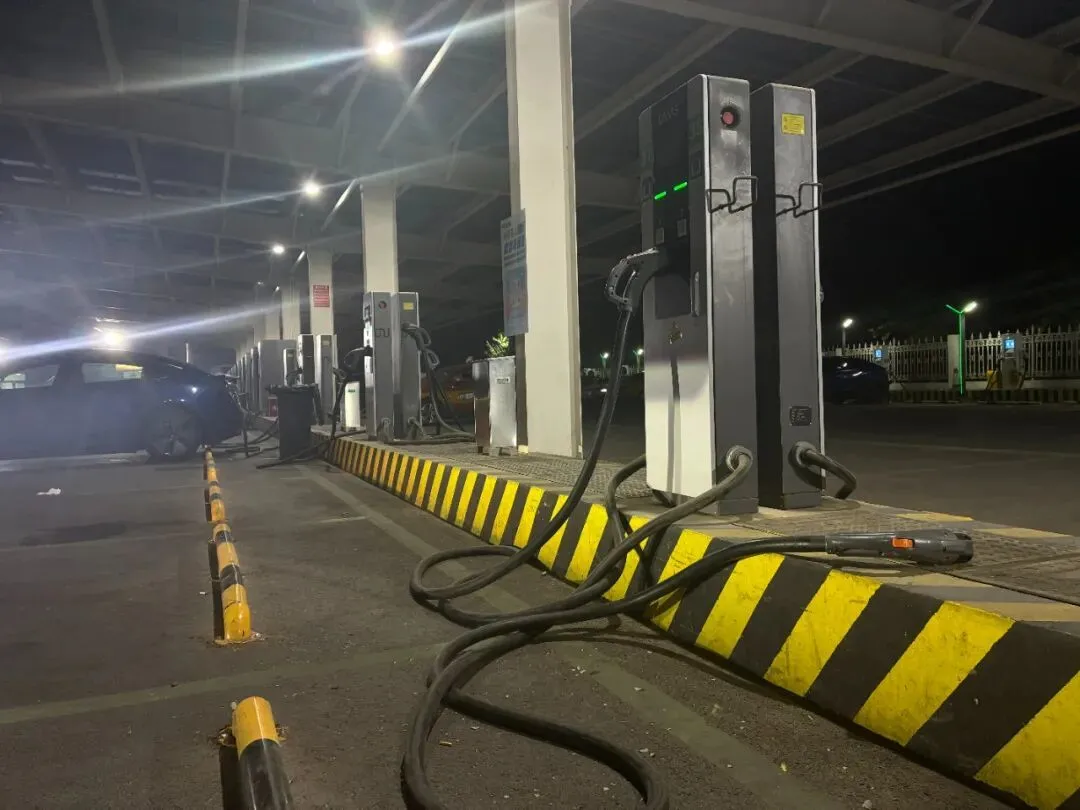 截至2024年7月,北京市累计设有公用充电桩19.31万个。