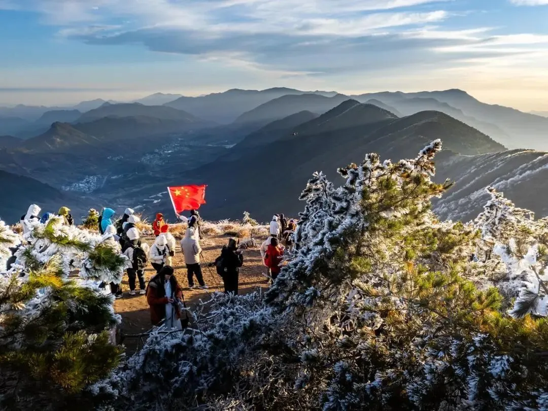 11月19日,游客在杭州临安区太子尖欣赏雾凇美景 图源:潮新闻客户端