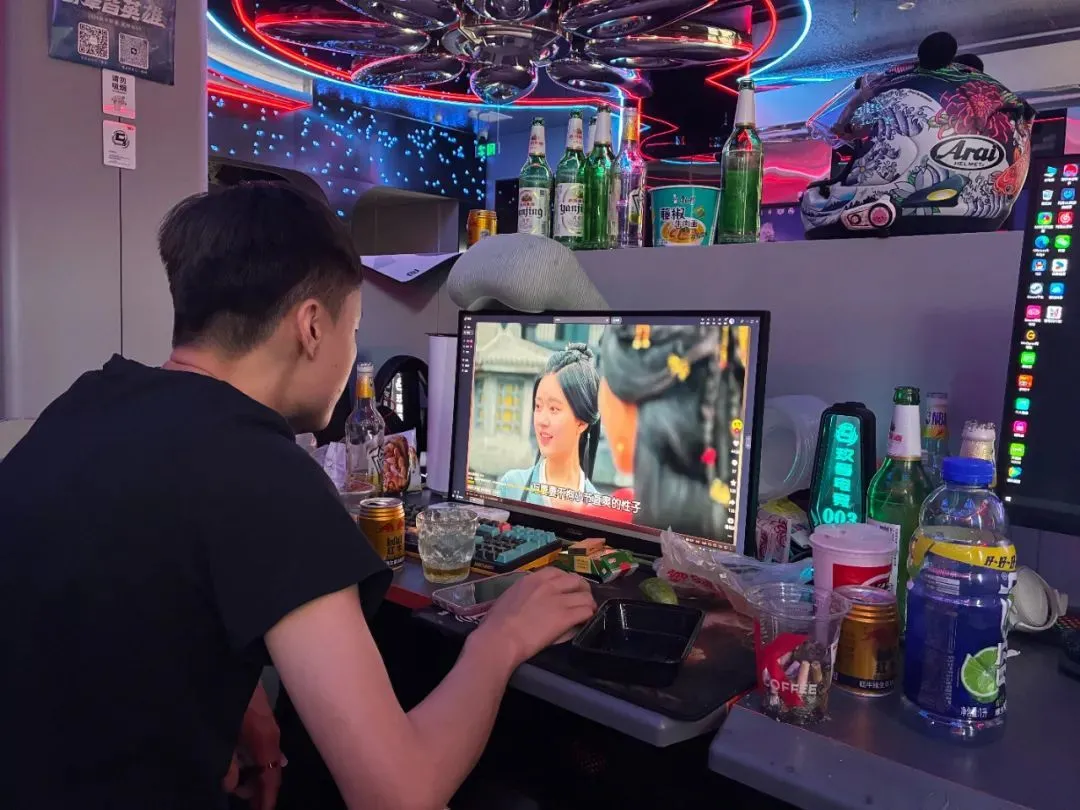 在这个时代,网吧承载了一种公共生活