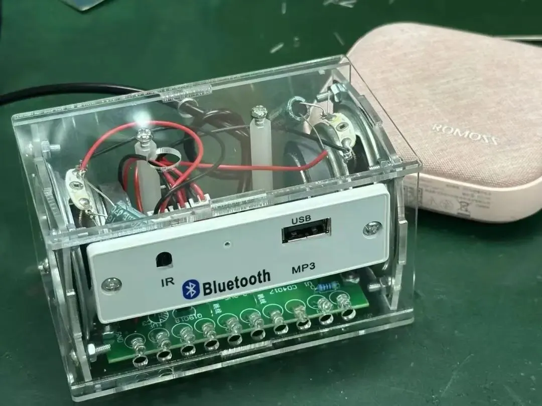 ◎ 林子怡在实训课上做的蓝牙音箱