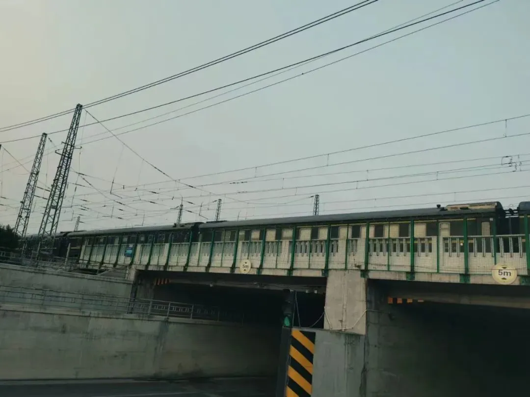 过路的火车。(图/花花拍摄)