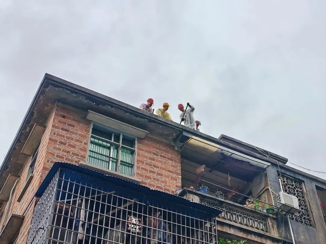 清理楼顶平台的杂物积水 摄影 | 王璐