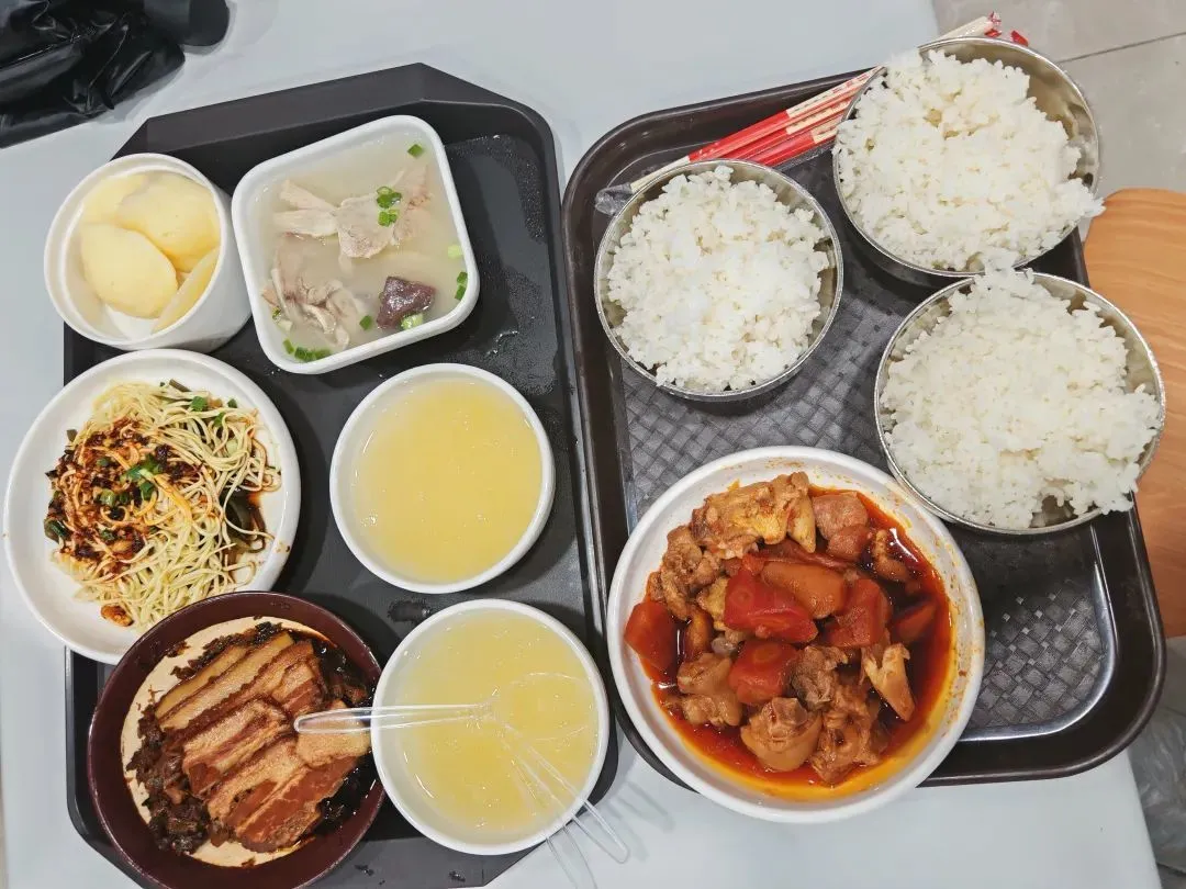 ◎ 陈小媛一家在荣昌区政府食堂用餐