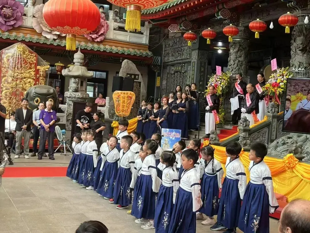 小朋友在祭典现场演唱《伏羲颂》