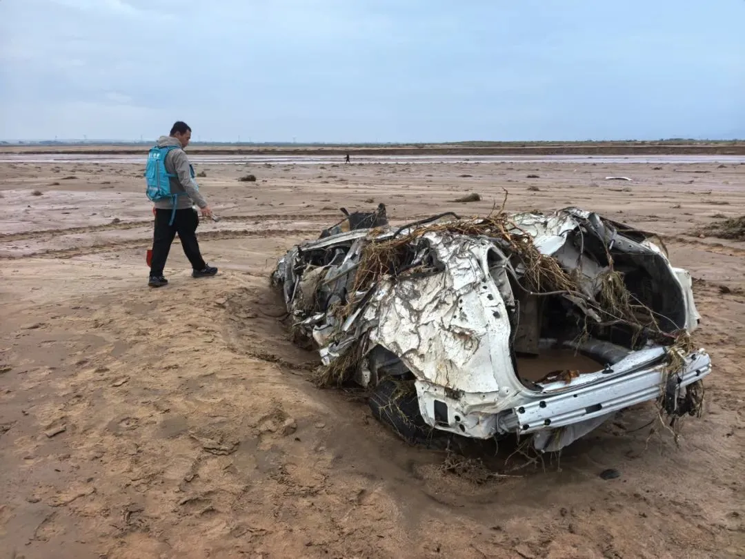 洪灾过后，被冲刷的汽车。@李海峰供图
