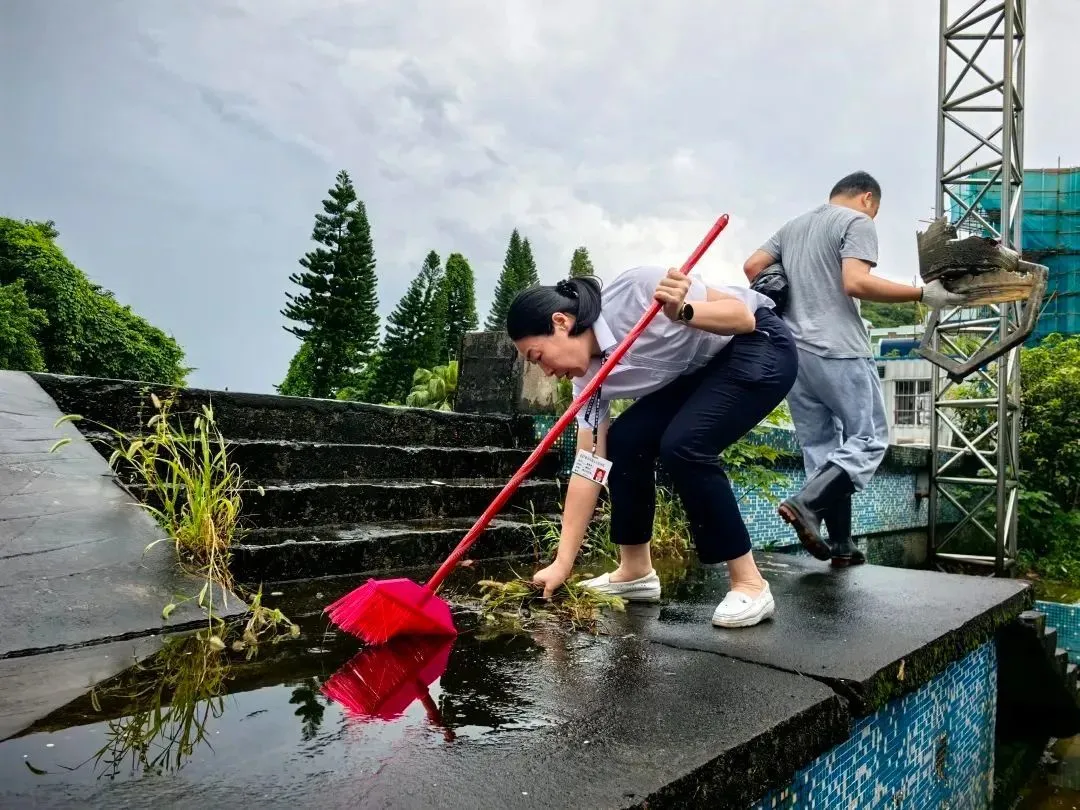 重点清理暴雨后的积水、垃圾和卫生死角