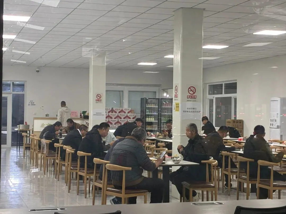 凌晨一点,依然有不少人在充电站内的餐厅吃饭。