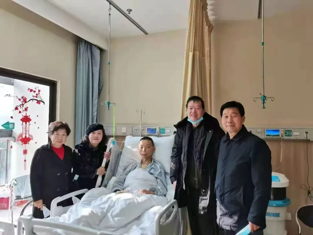 2021年过年时，杜新枝的姐姐姐夫探望在杭州树兰医院治疗的姚策。图/受访者提供