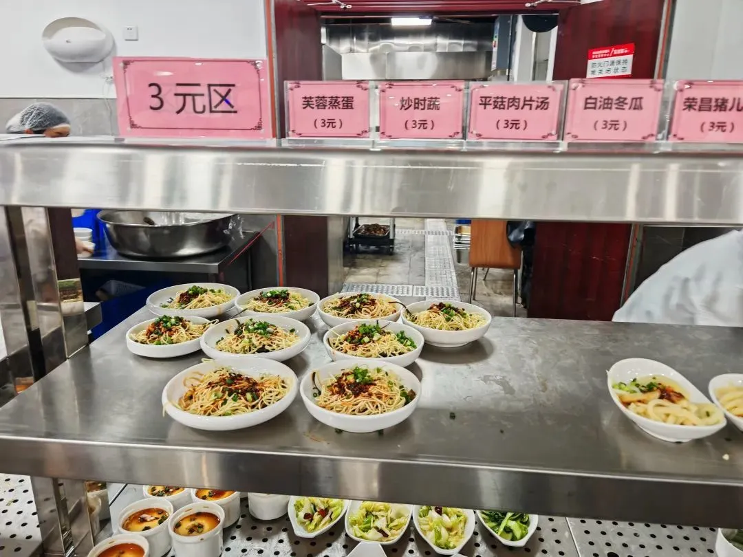◎ 5月2日中午的荣昌区政府食堂