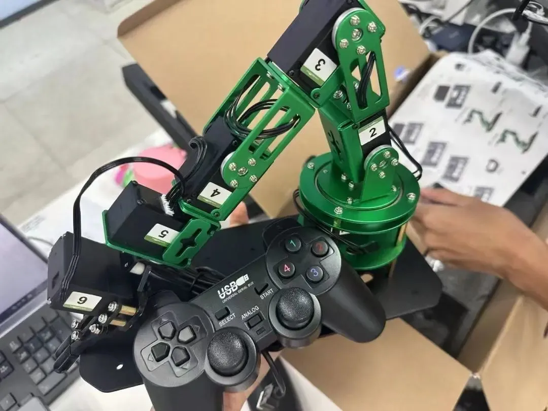 ◎ 林子怡在实训课上做的机械臂