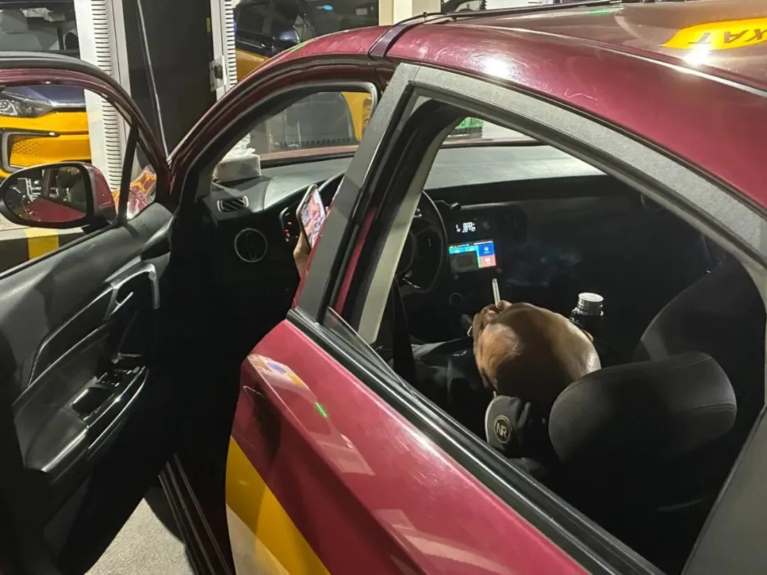 司机们等待充电,就像等待一场小型复活。