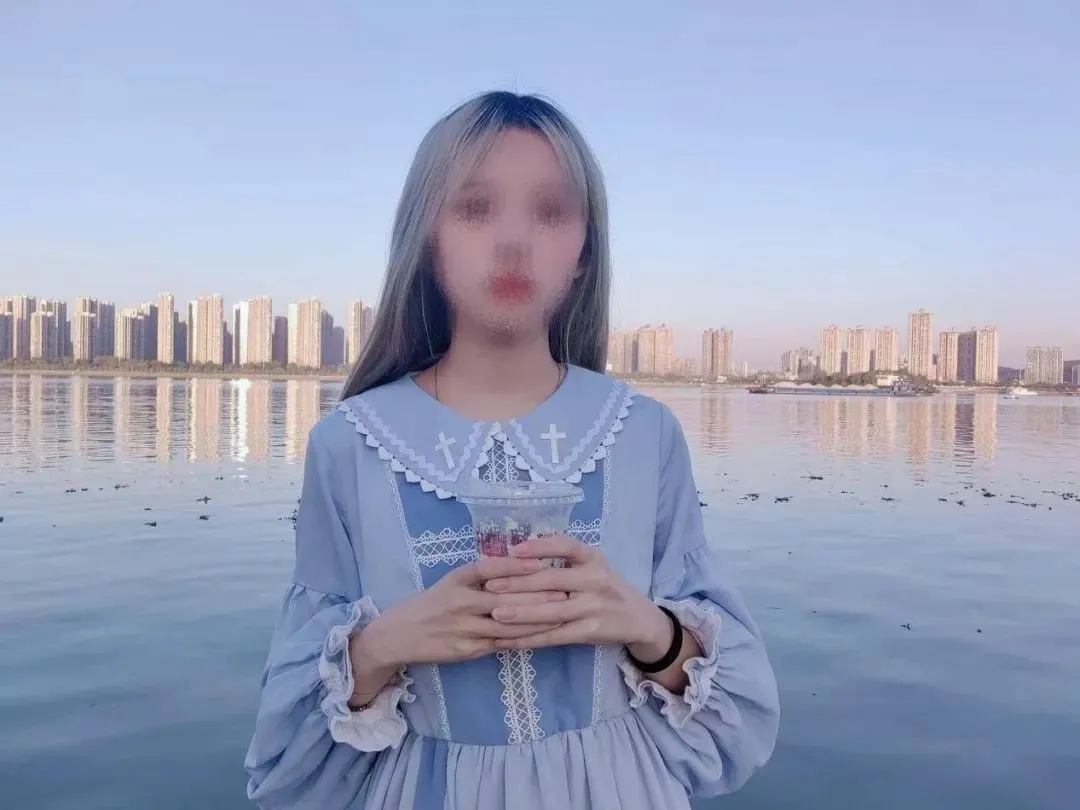 ●符月華穿著洛麗塔拍照。講述者供圖