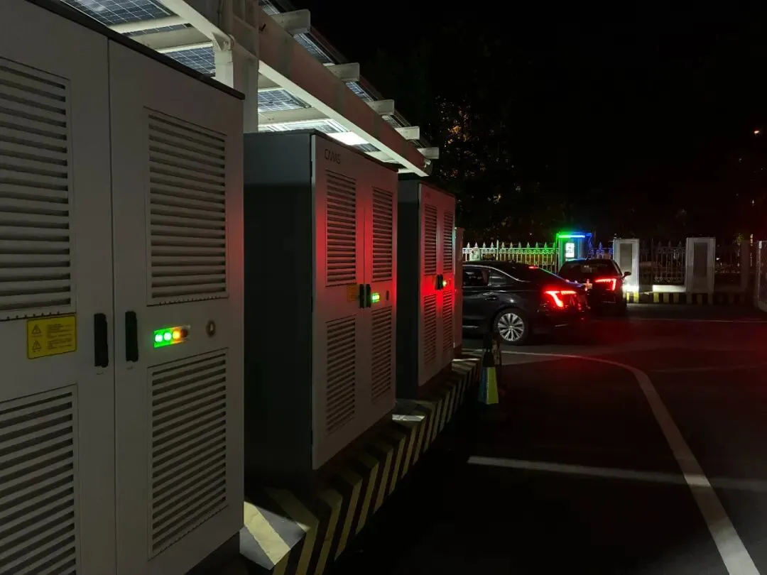 充电站里,蓄电箱一直在发出嗡鸣。
