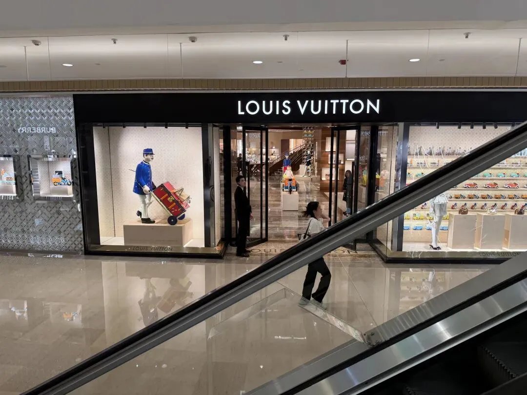LV门店外 蓝鲸记者摄