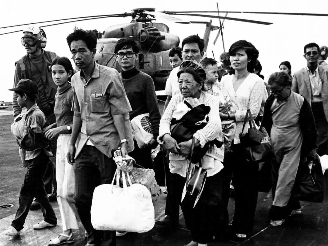 ·1975年，美军在西贡撤退，越南难民登上美军舰艇。（美联社历史档案）