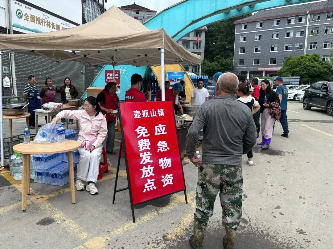 5月20日,石门县壶瓶山镇应急物资免费发放点正在发放救援物资。图/受访者提供