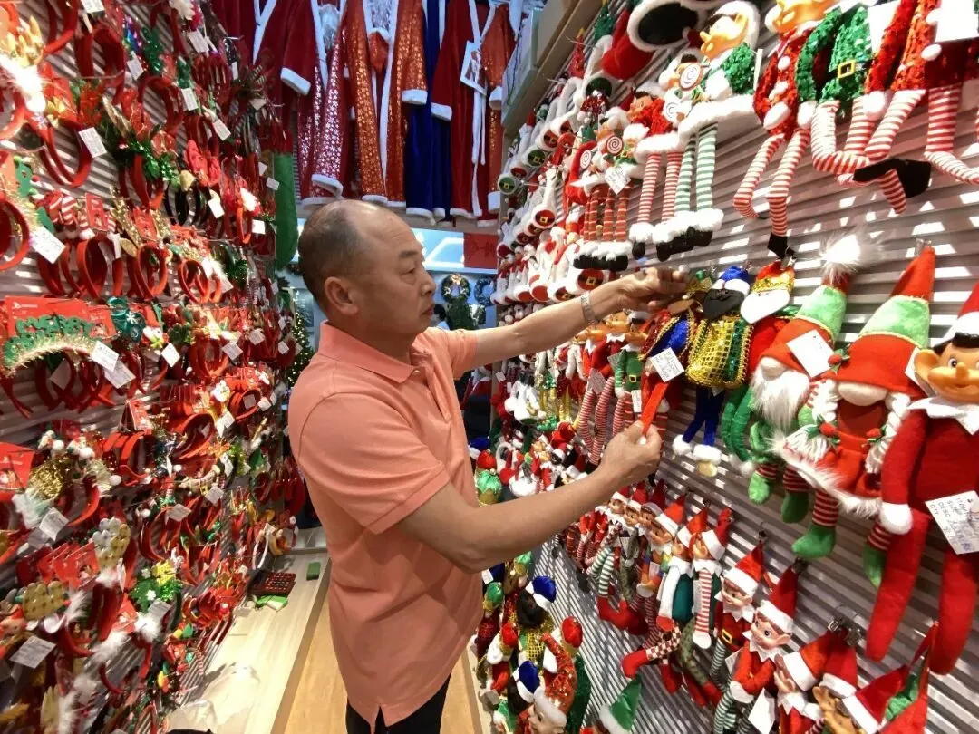 在浙江义乌国际商贸城，经营户在店铺内整理圣诞商品（2025年4月15日摄）/新华社记者 魏一骏 摄