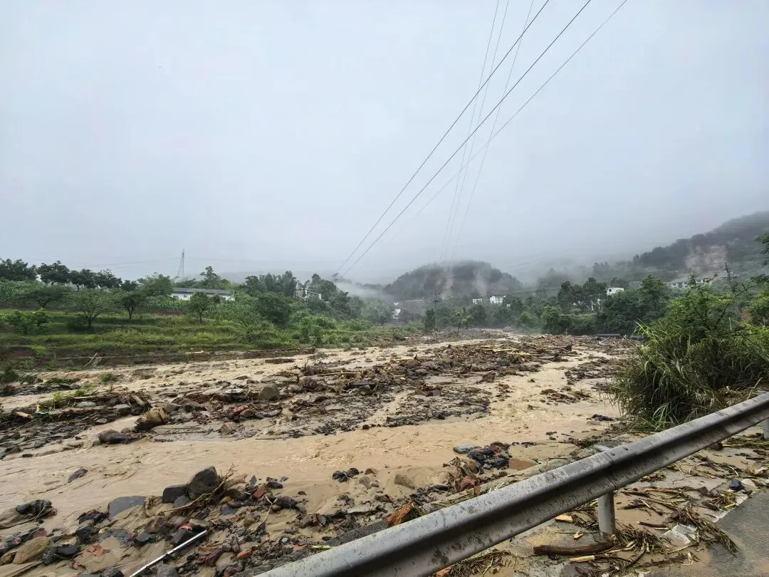 5月24日,重庆市永川区的一条河道,水质混浊,还漂浮着一些杂物。图/受访者提供
