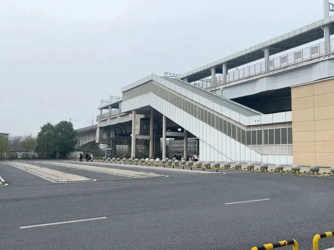 九郎山站外空荡荡的站前广场。图/受访者供图