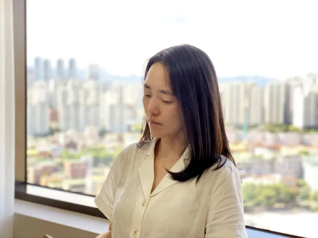 第一批没结婚的韩国中女,已经开始“领养”闺蜜了