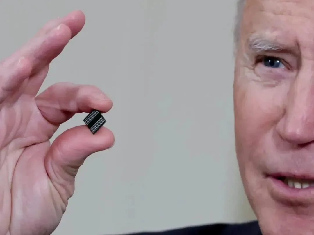 图/2021年2月24日，乔·拜登总统在美国华盛顿白宫手持半导体芯片，图源：路透社