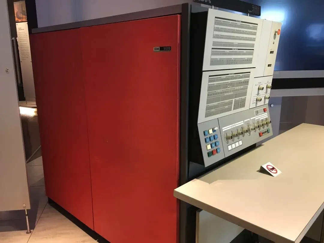 *IBM S/360 计算机，于 1964 年推出