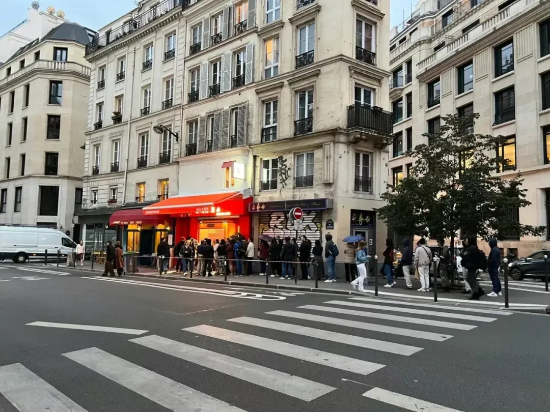 首店开业当天，巴黎本地的留学生和华人华侨粉丝，去给小郭郭一家捧场。（图/由受访者提供）