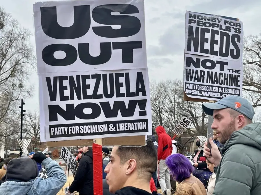 ▎2026年1月3日,约100人聚集在北卡罗来纳州的首府罗利市中心,抗议特朗普政府接管委内瑞拉。图源:NC Newsline