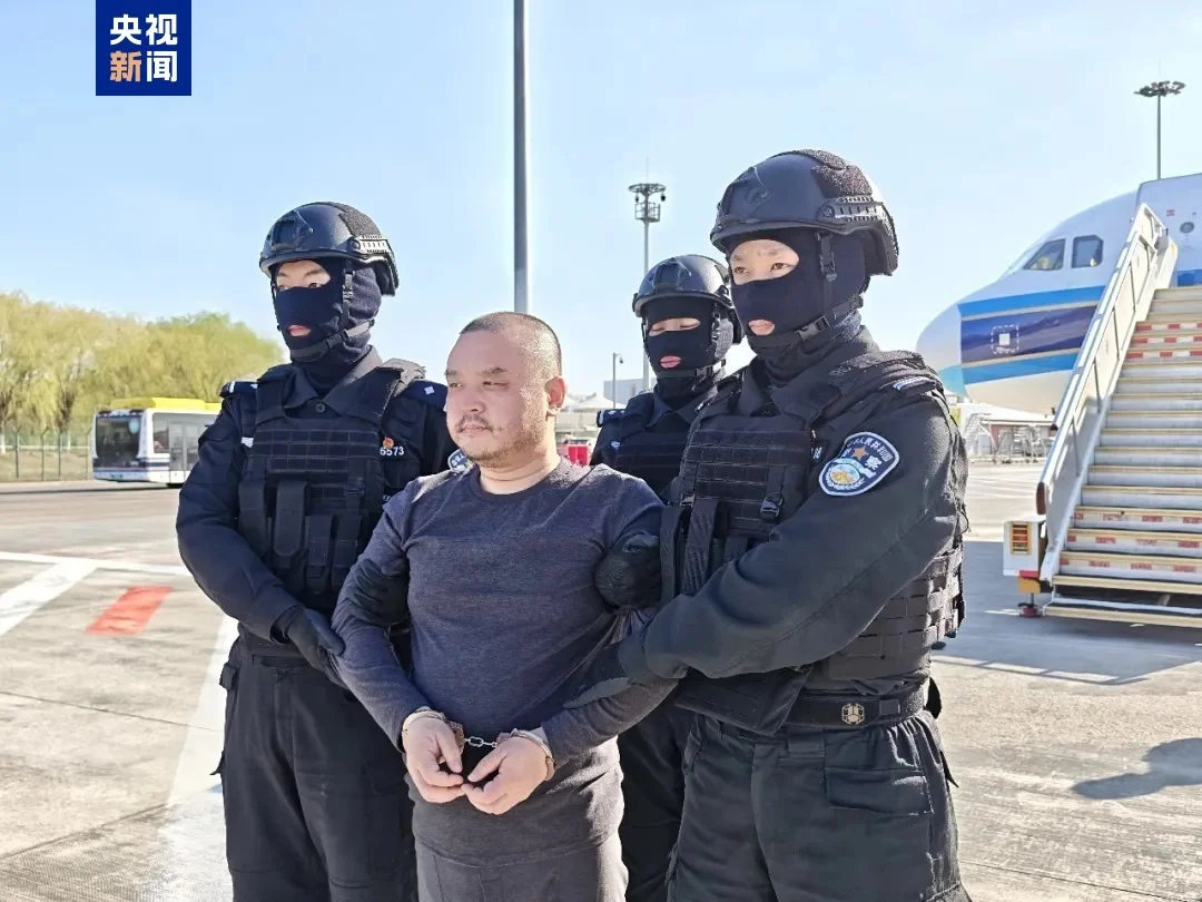 陈志犯罪集团核心骨干李雄被从柬埔寨押解回国